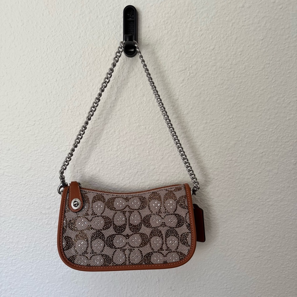 Swinger Bag 20
With Chain In Crystal Signature Jacquard